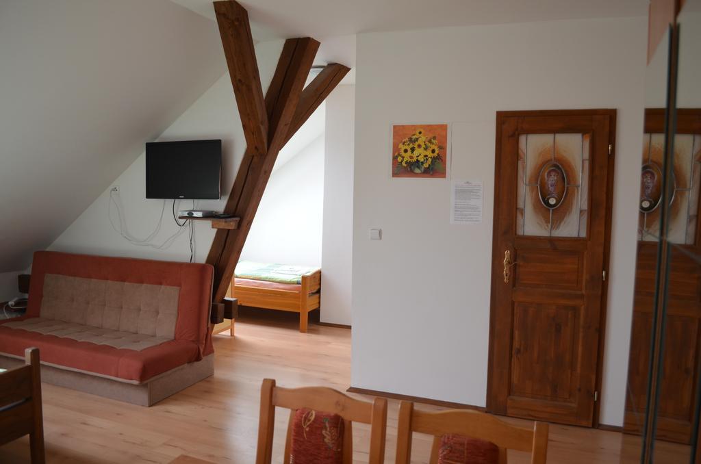 Famozclub Otel Bakov nad Jizerou Oda fotoğraf