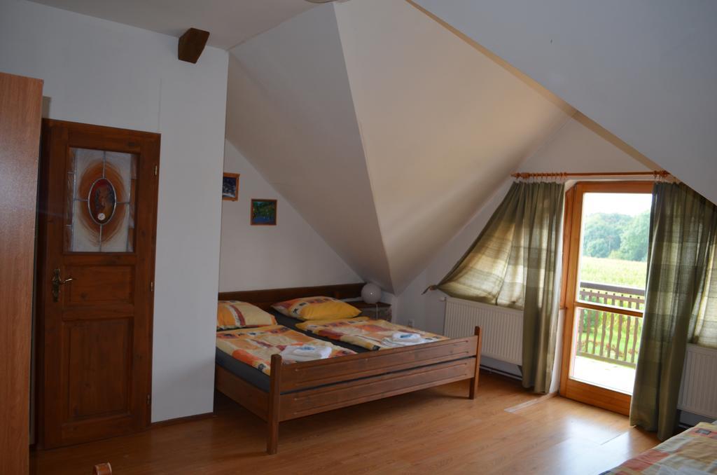 Famozclub Otel Bakov nad Jizerou Oda fotoğraf