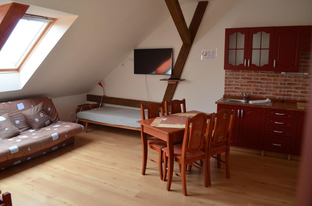 Famozclub Otel Bakov nad Jizerou Oda fotoğraf