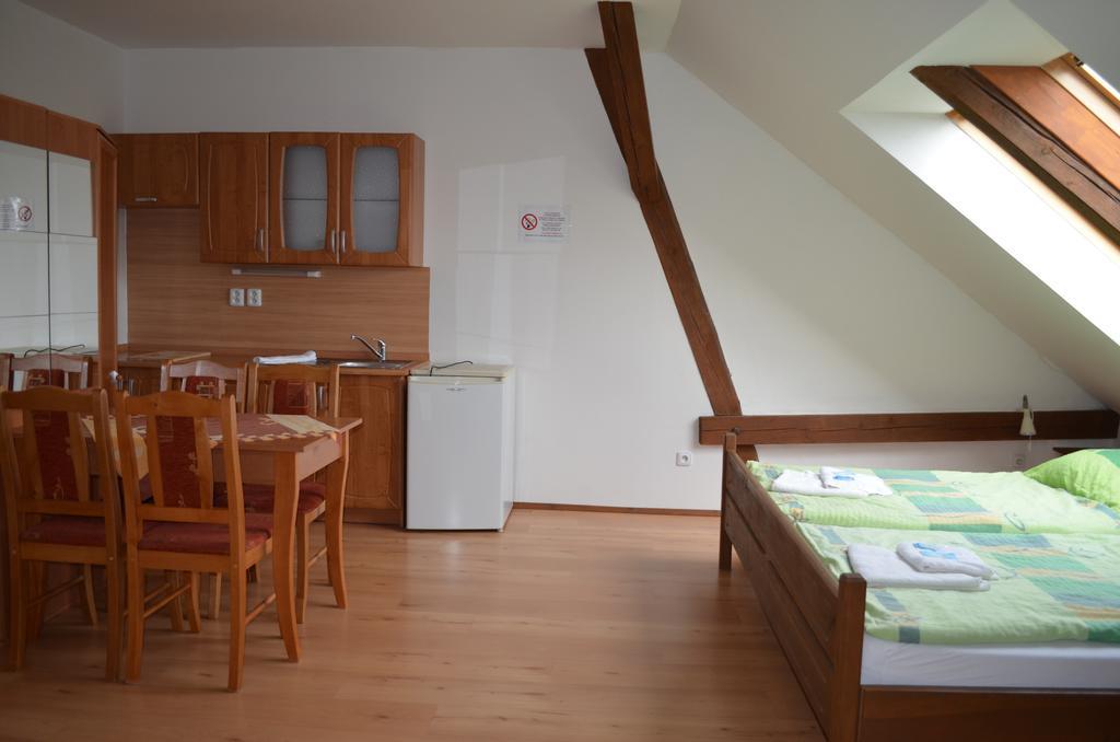 Famozclub Otel Bakov nad Jizerou Oda fotoğraf