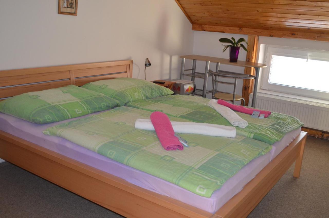 Famozclub Otel Bakov nad Jizerou Oda fotoğraf