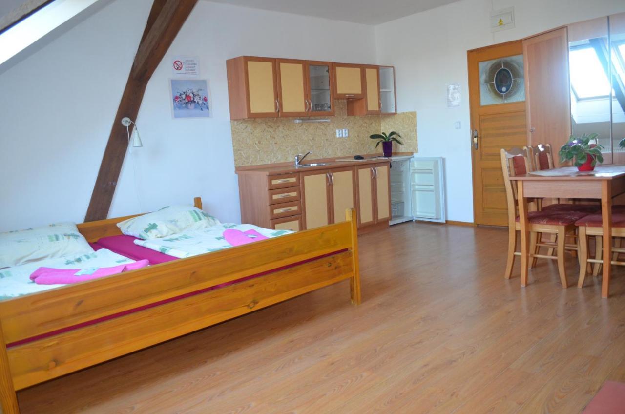 Famozclub Otel Bakov nad Jizerou Oda fotoğraf