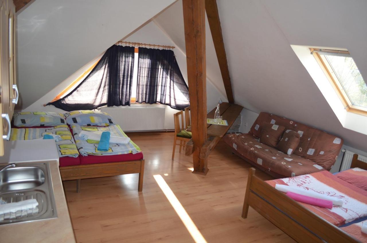 Famozclub Otel Bakov nad Jizerou Oda fotoğraf
