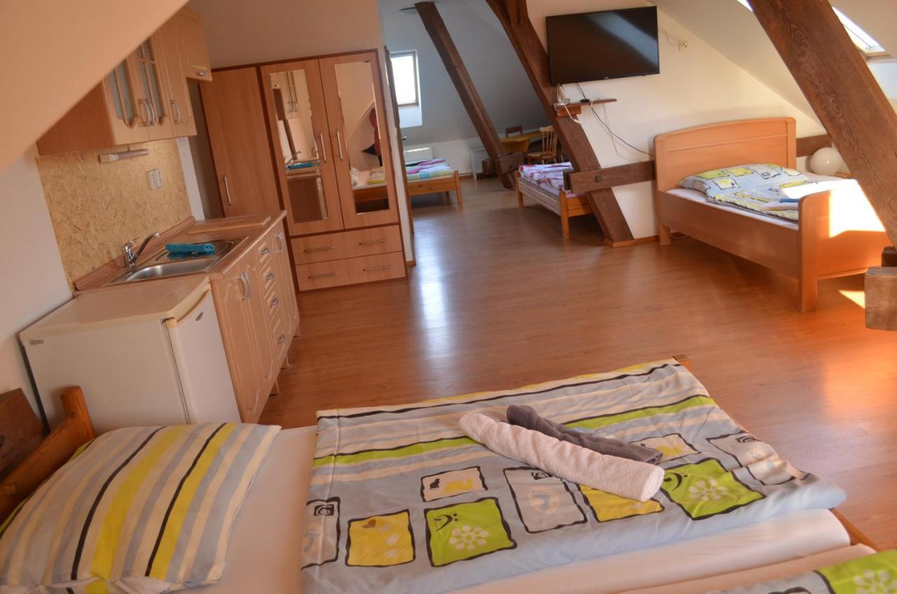 Famozclub Otel Bakov nad Jizerou Oda fotoğraf